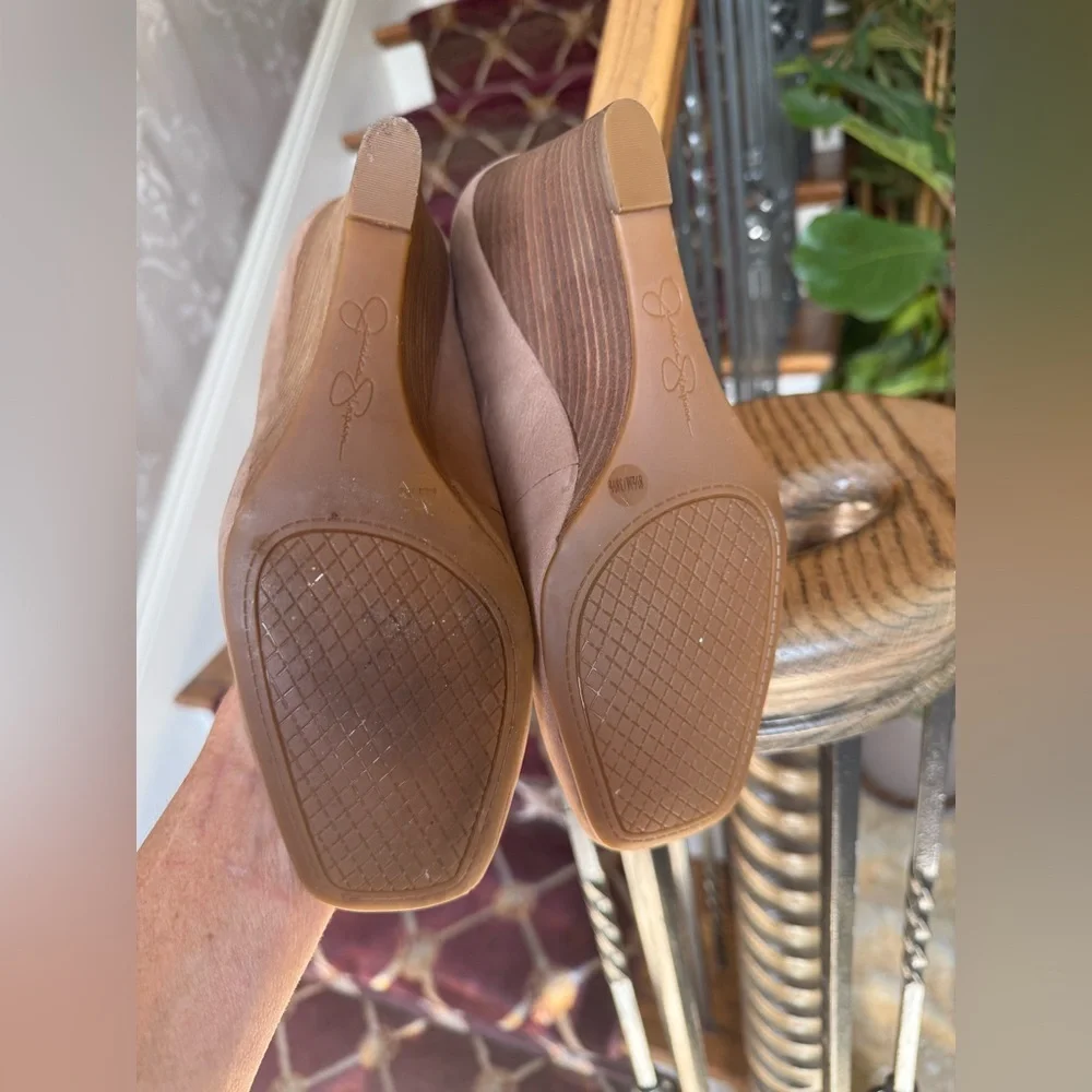 JESSICA SIMPSON ladies camel colored wedges 8 1/2 very good condition